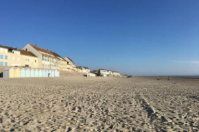 Face à la mer, les pieds dans l'eau